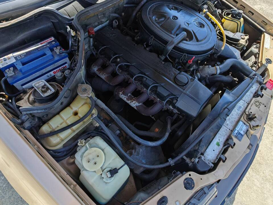 Image 41/42 of Mercedes-Benz 300 CE (1988)