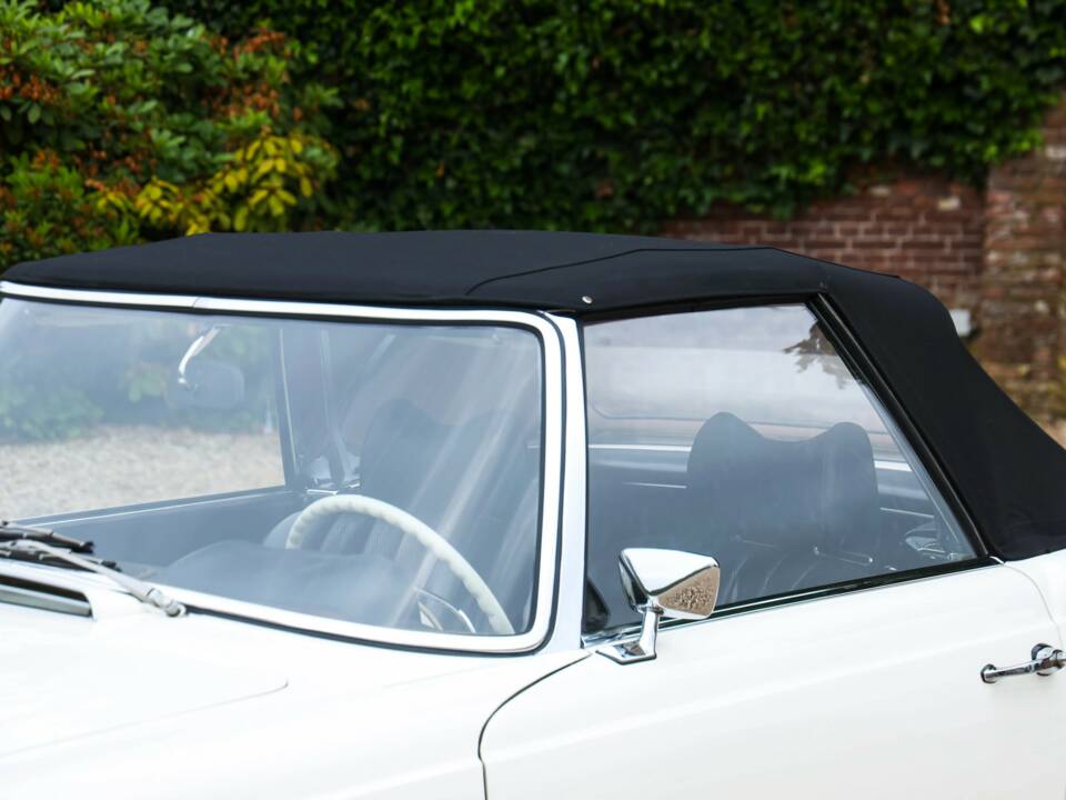 Image 17/50 de Mercedes-Benz 280 SL (1971)
