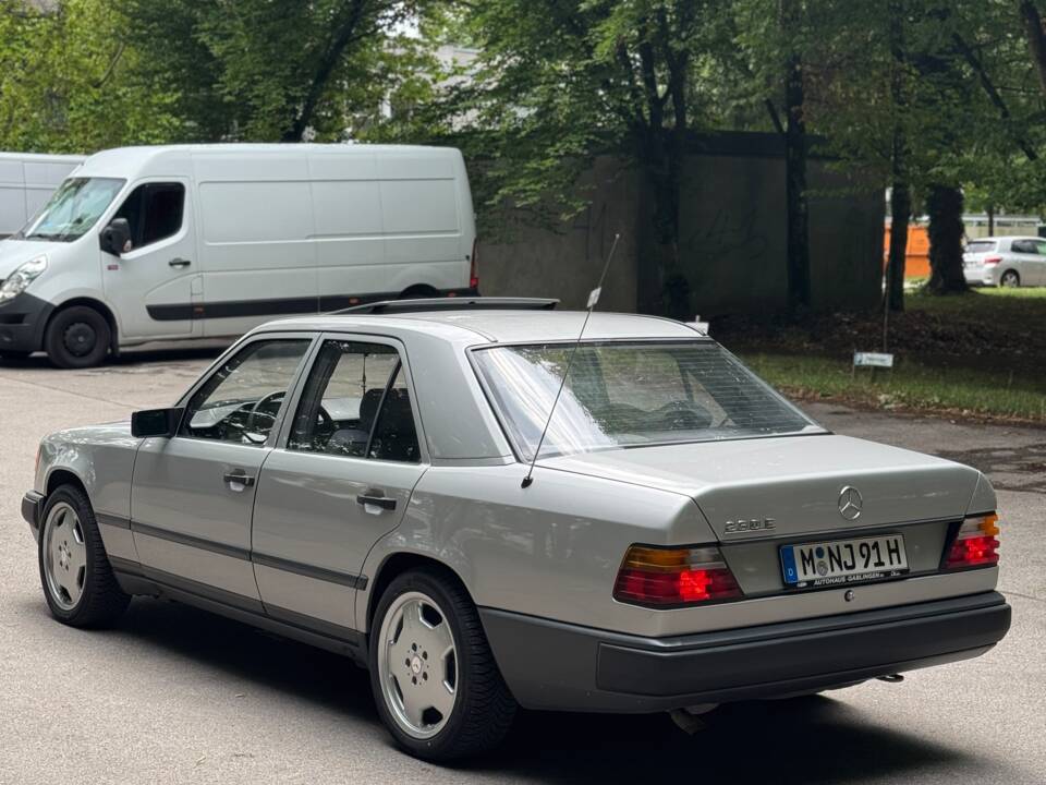 Image 25/32 of Mercedes-Benz 230 E (1987)