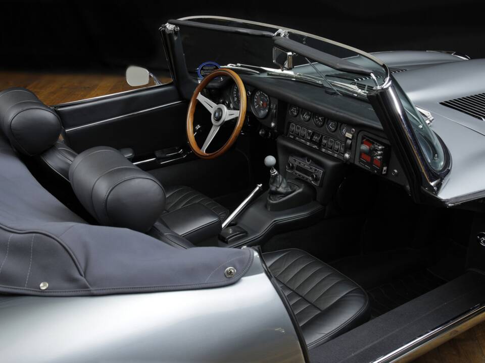 Image 7/17 de Jaguar E-Type (1970)