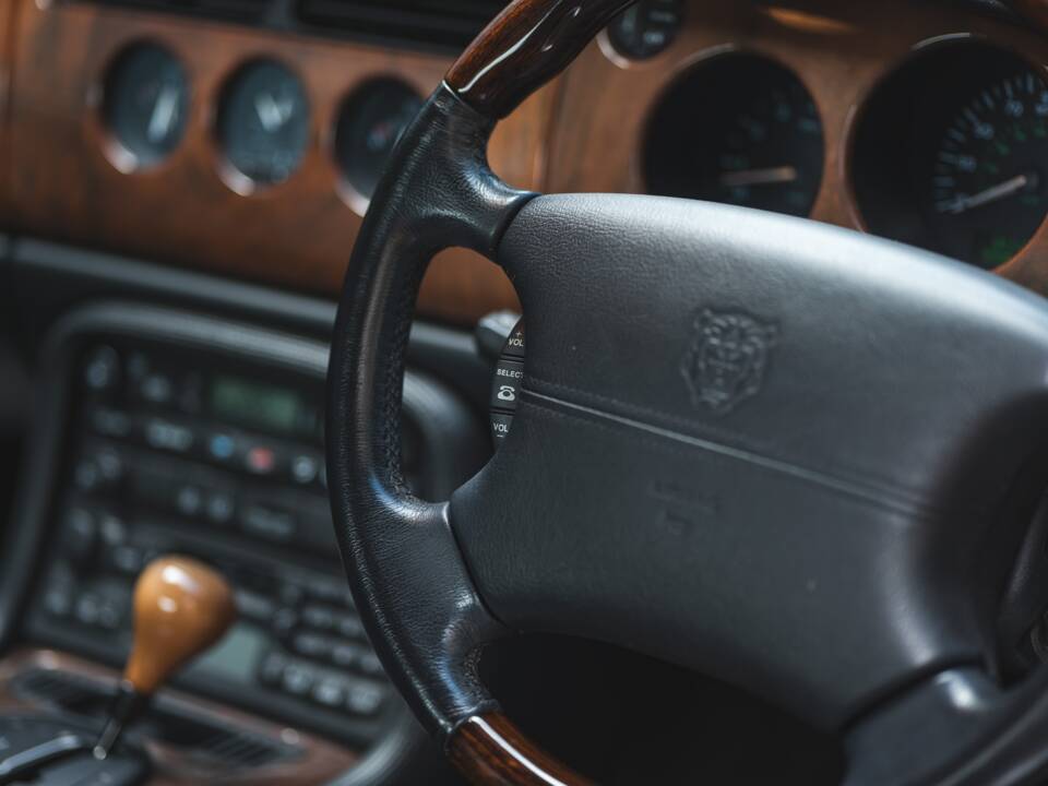 Imagen 22/50 de Jaguar XK8 4.0 (2000)