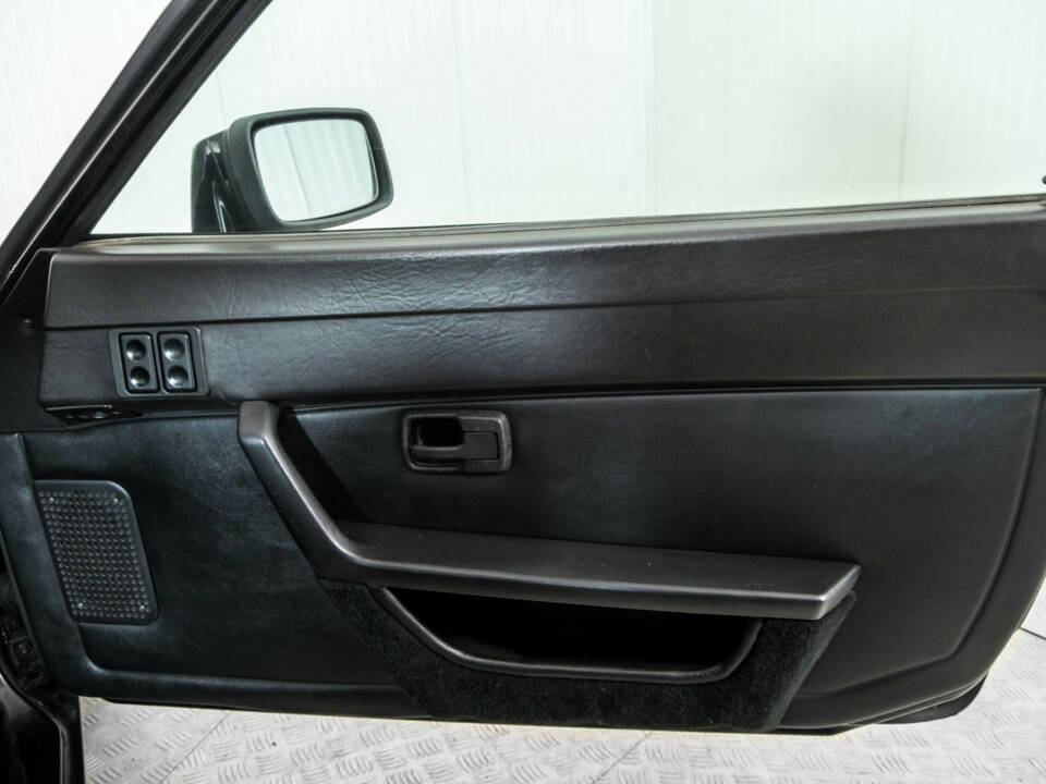 Immagine 37/50 di Porsche 924 S (1986)