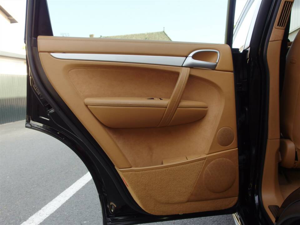 Image 64/98 of Porsche Cayenne GTS (2008)