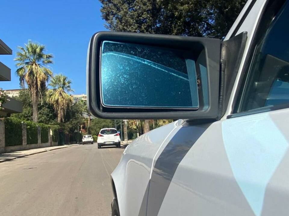 Image 19/48 of Mercedes-Benz E 200 (1991)