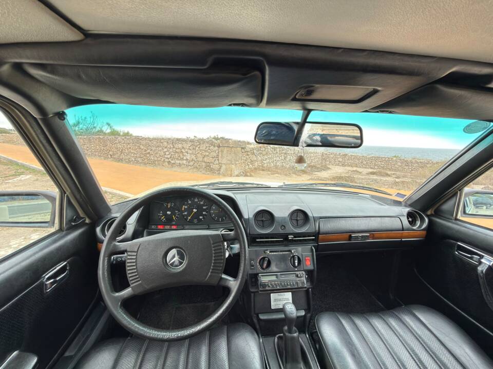 Bild 24/73 von Mercedes-Benz 300 D (1977)