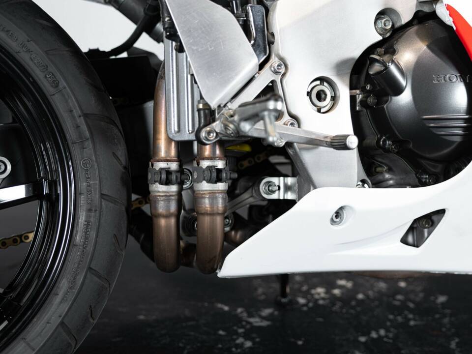 Image 38/42 de Honda RVF 750 (1994)