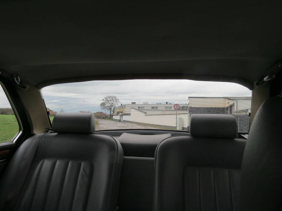 Image 25/30 of Daimler Double Six (1992)