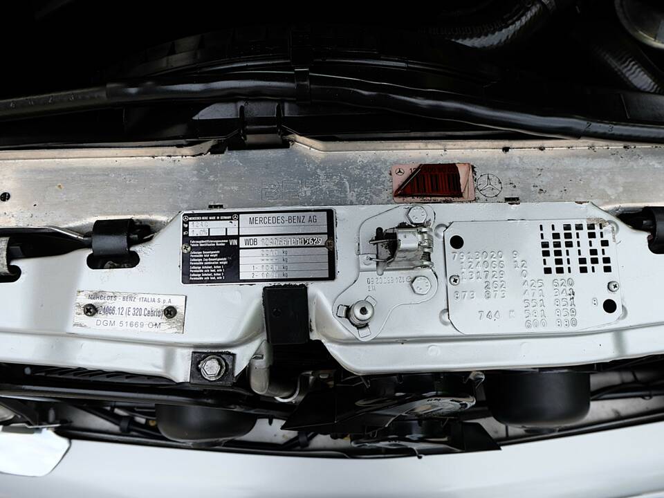 Image 51/69 of Mercedes-Benz E 320 (1994)
