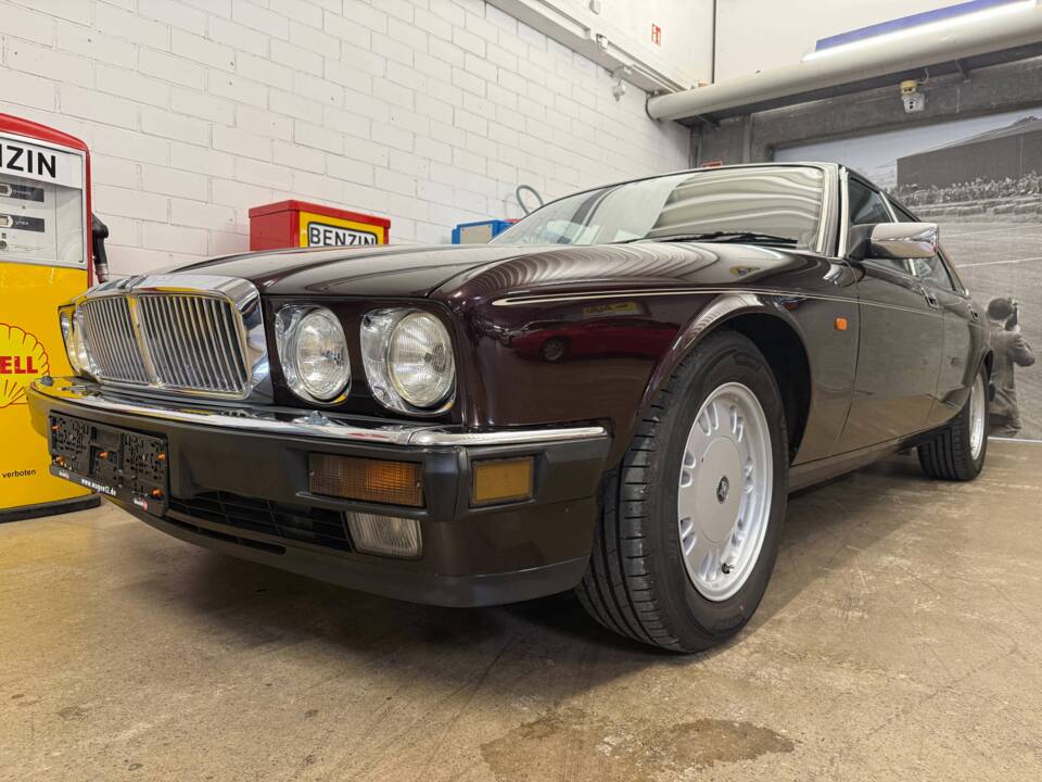 Image 2/21 of Jaguar XJ 6 4.0 Sovereign (1995)