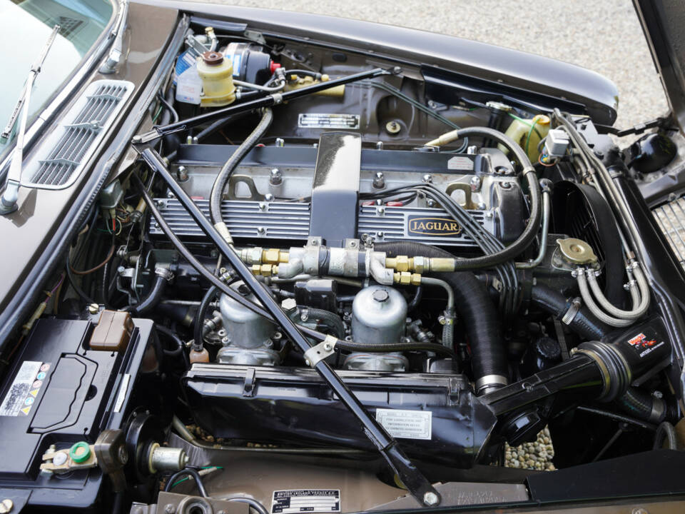 Bild 45/50 von Jaguar XJ 6 L 4.2 (1975)