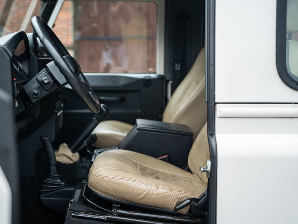 Image 24/50 of Land Rover Defender 90 (2008)