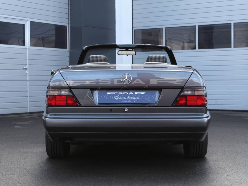 Bild 7/31 von Mercedes-Benz E 200 (1996)