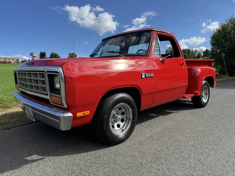 Bild 1/17 von Dodge D 150 Sweptline (1983)