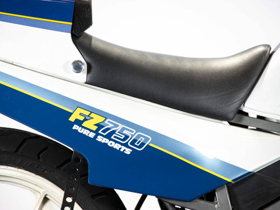 Image 28/50 of Yamaha FZ 750 (1986)