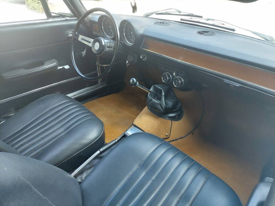 Image 18/21 of Alfa Romeo Giulia GT 1300 Junior (1970)