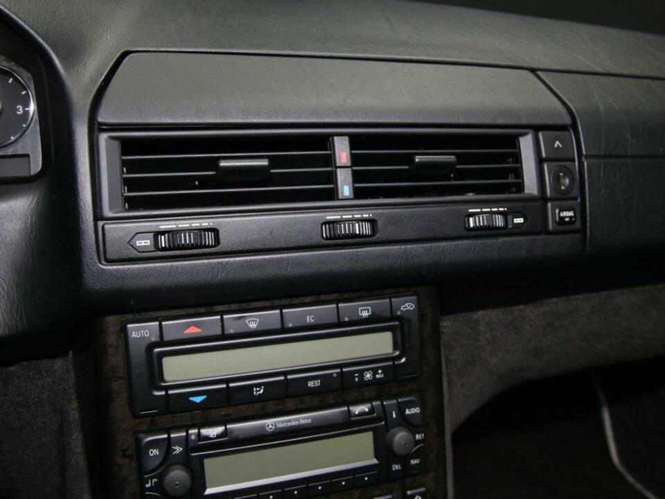 Image 28/49 of Mercedes-Benz SL 500 (2000)