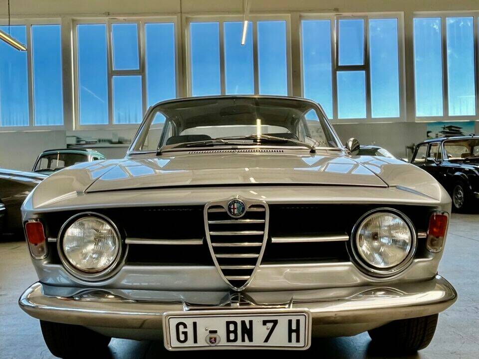 Image 1/39 of Alfa Romeo Giulia GT 1300 Junior (1970)