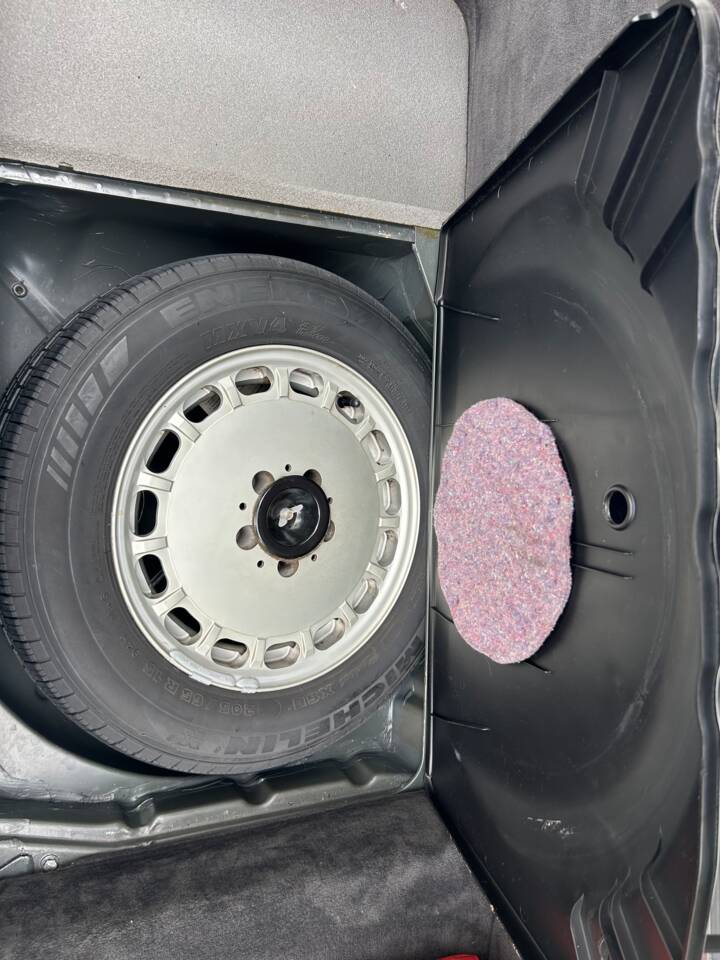 Image 25/36 of Mercedes-Benz 560 SL (1989)