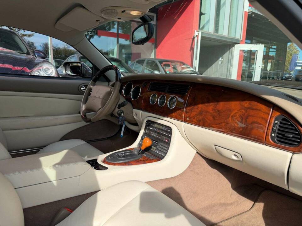 Image 20/35 of Jaguar XK8 4.0 (2002)