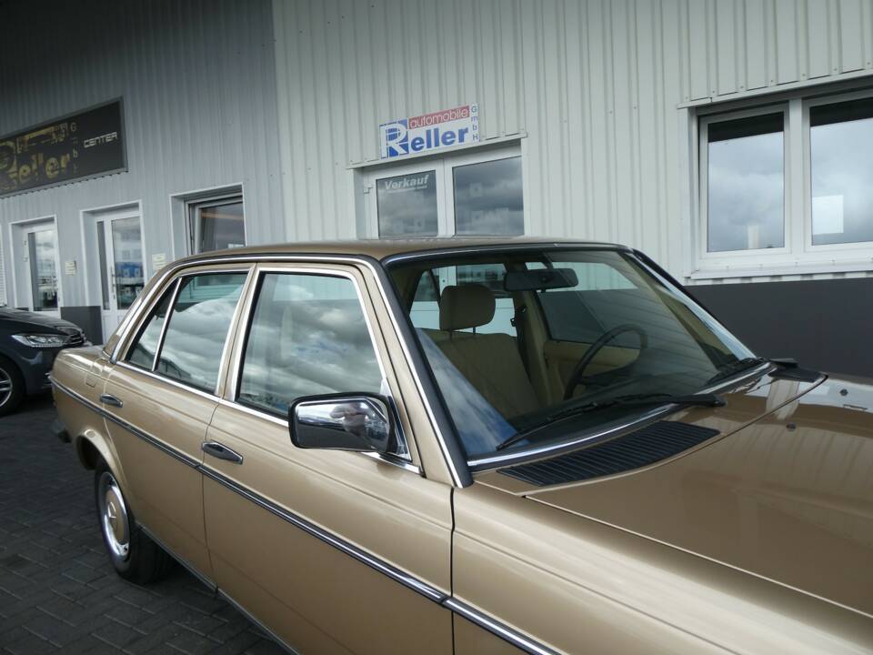 Image 18/19 of Mercedes-Benz 200 (1983)