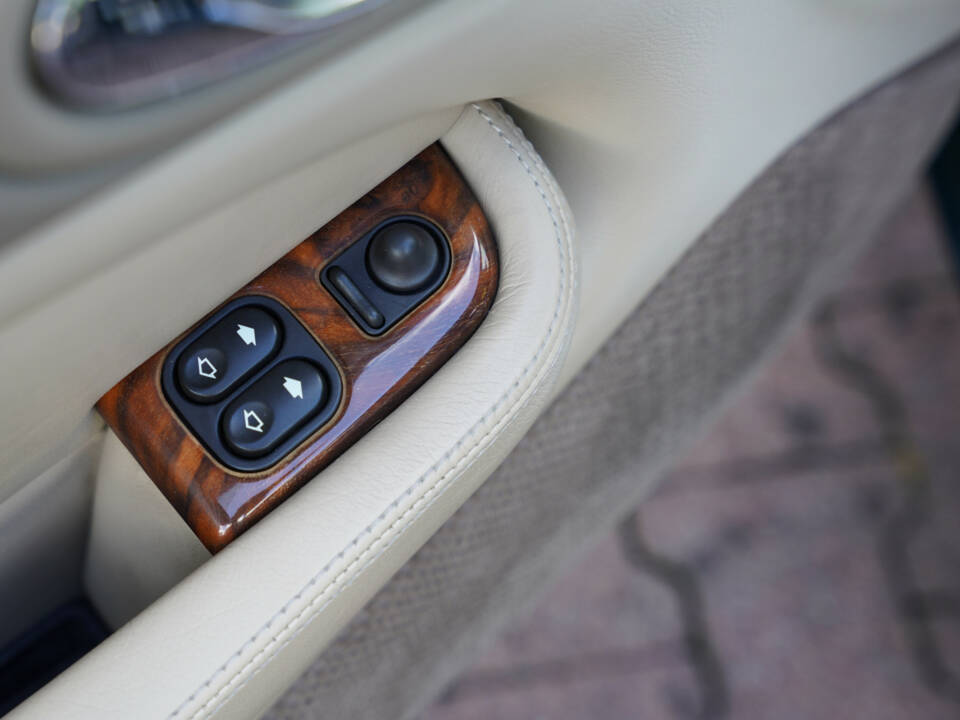 Image 30/50 of Jaguar XKR (2001)