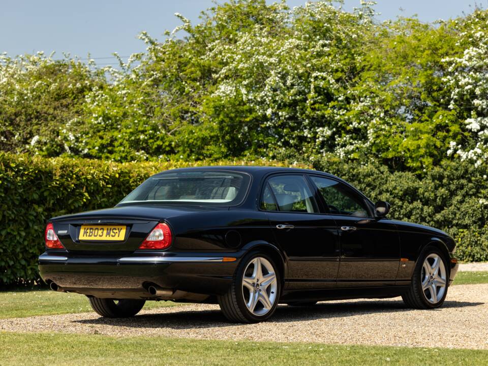Image 34/43 of Jaguar XJR (2003)