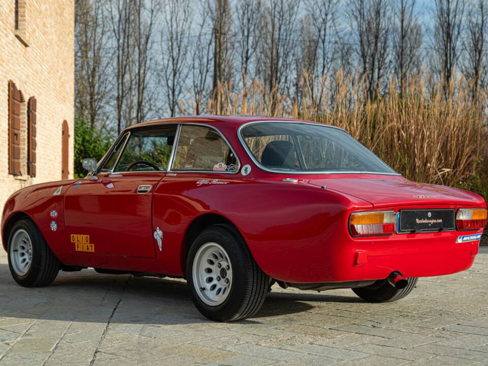 Image 6/50 of Alfa Romeo 2000 GT Veloce (1973)