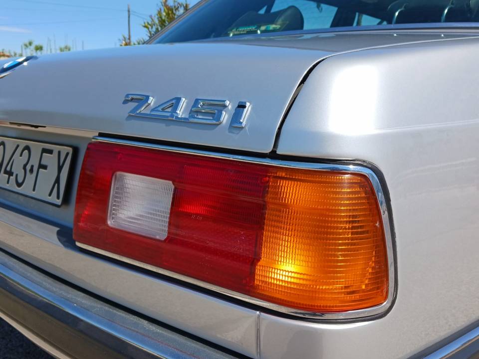Image 6/41 of BMW 745i (1984)