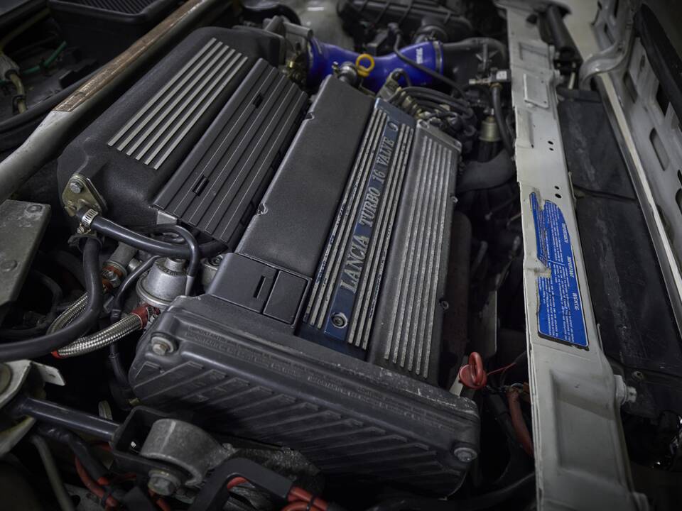 Image 91/93 of Lancia Delta HF Integrale Evoluzione I (1992)