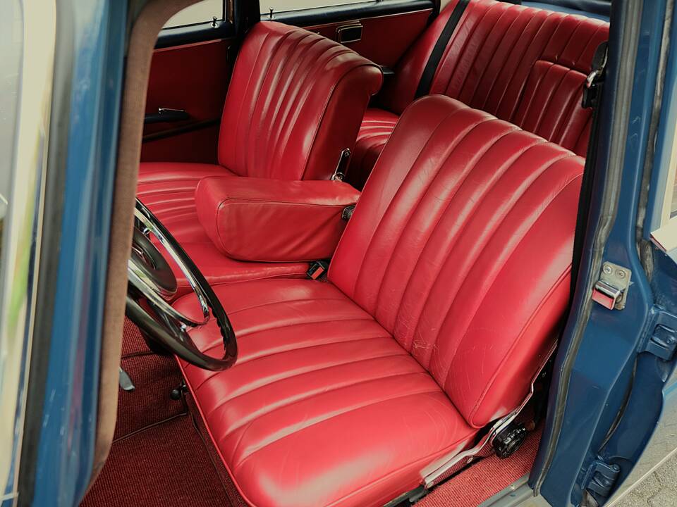 Image 23/76 de Mercedes-Benz 220 S b (1963)