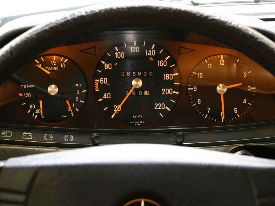 Bild 16/25 von Mercedes-Benz 280 E (1977)