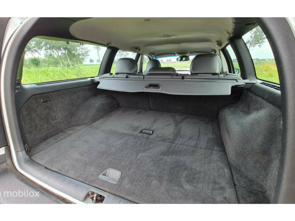 Image 11/46 of Volvo V 70 2.4 (2004)