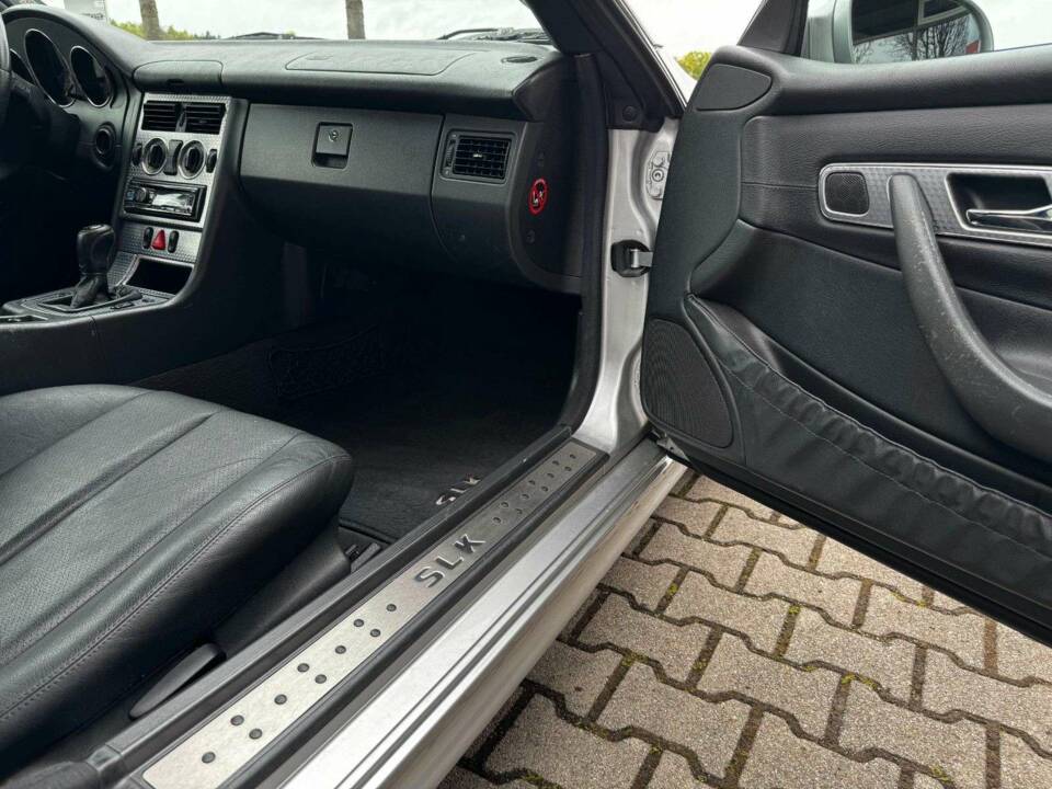 Image 15/18 of Mercedes-Benz SLK 200 Kompressor (2002)