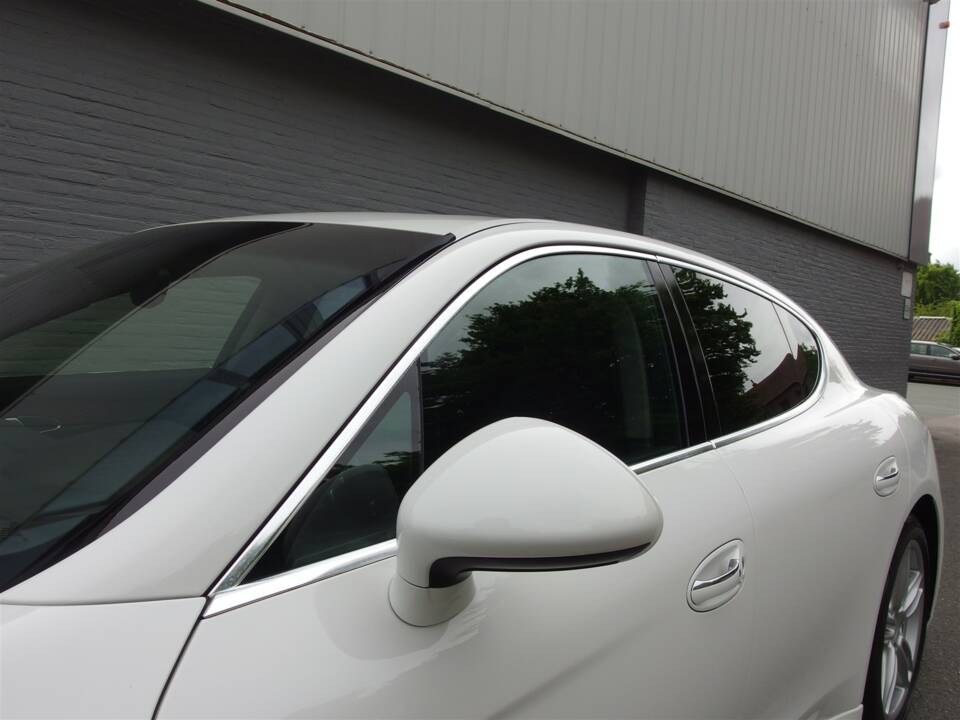 Image 33/98 of Porsche Panamera S (2010)