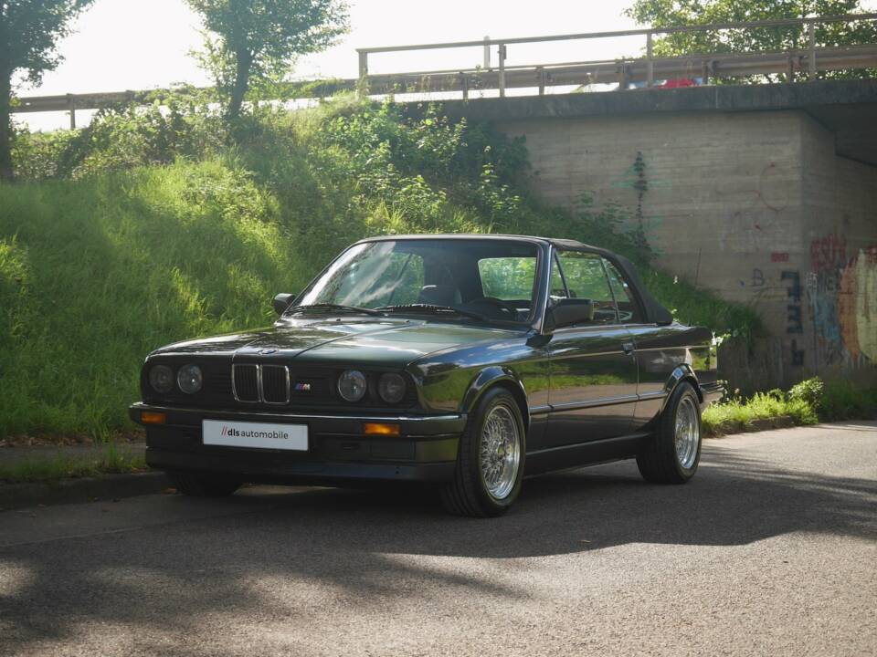 Bild 24/25 von BMW 320i (1990)