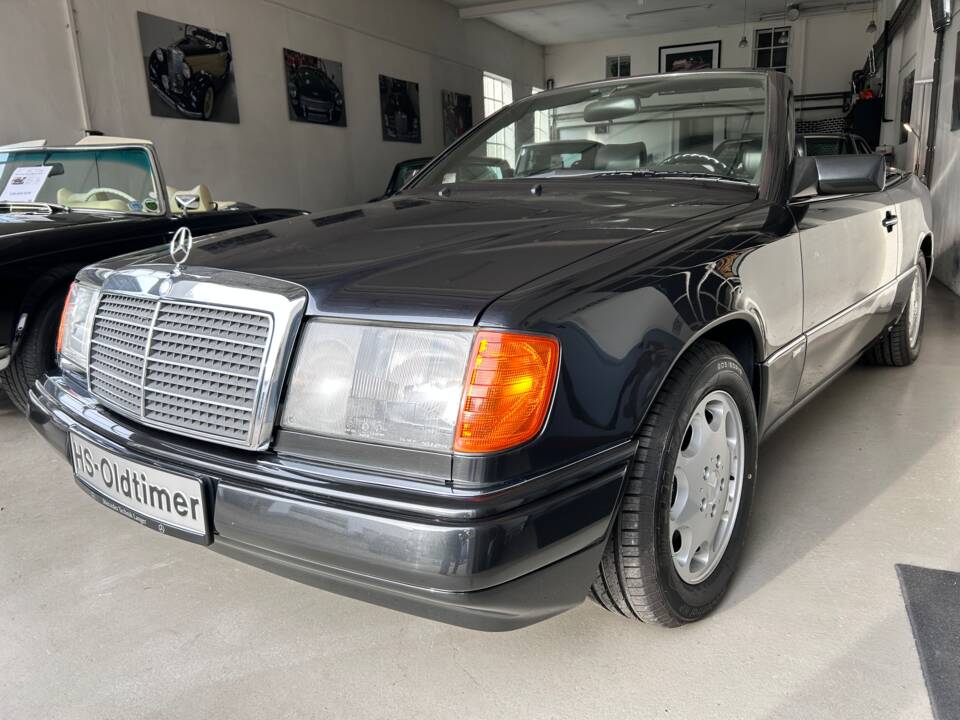 Image 3/28 de Mercedes-Benz 300 CE-24 (1993)