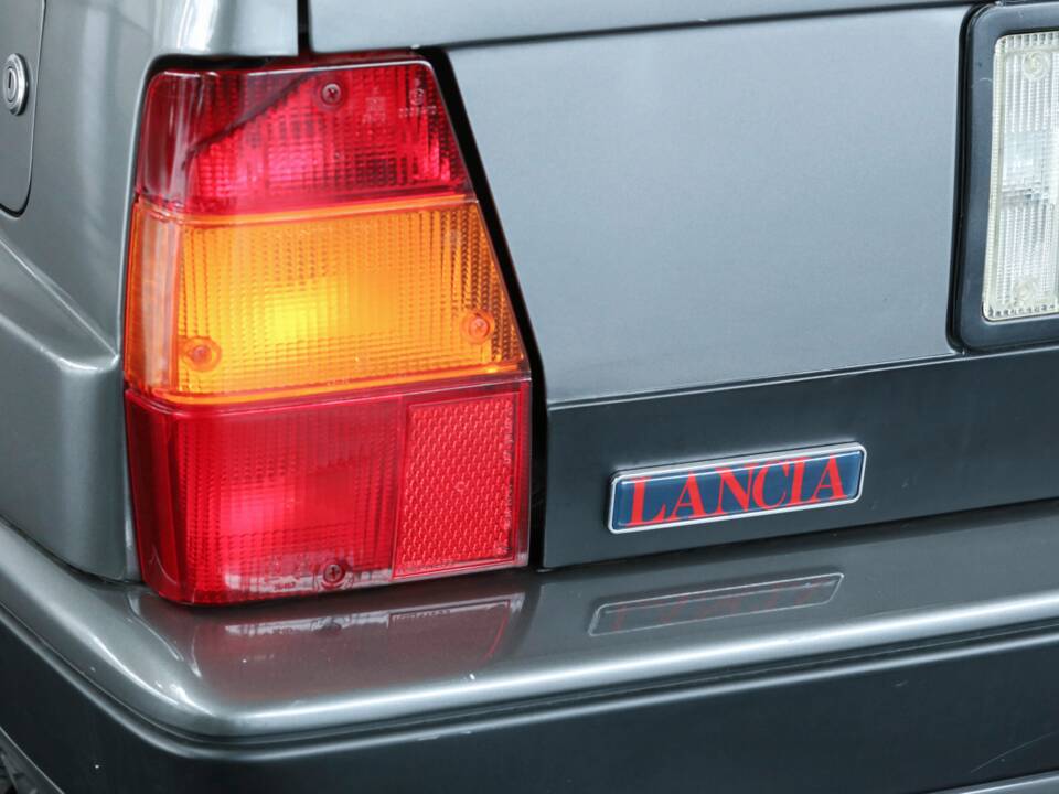 Image 18/50 of Lancia Delta HF Integrale (1988)