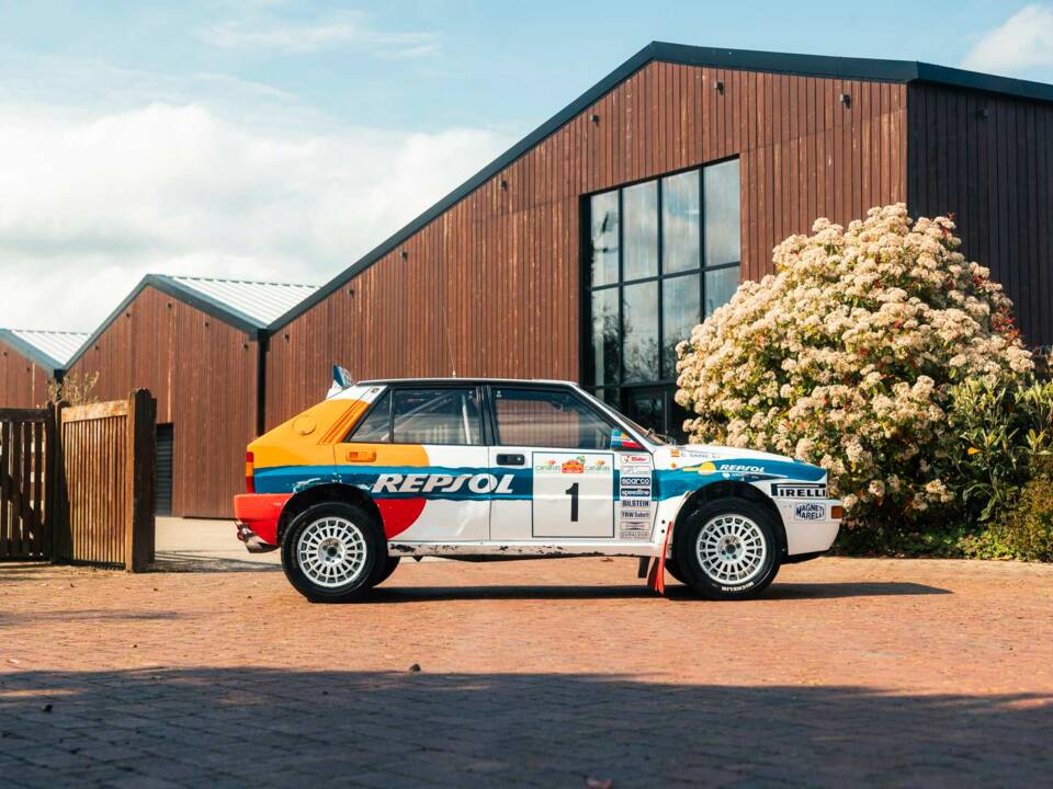 Image 5/28 of Lancia Delta HF Integrale Evoluzione I (1991)