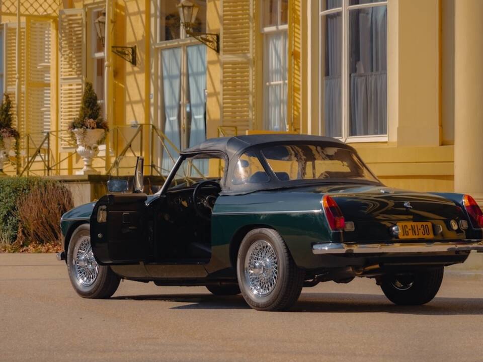 Bild 44/50 von MG MGB GT (1974)