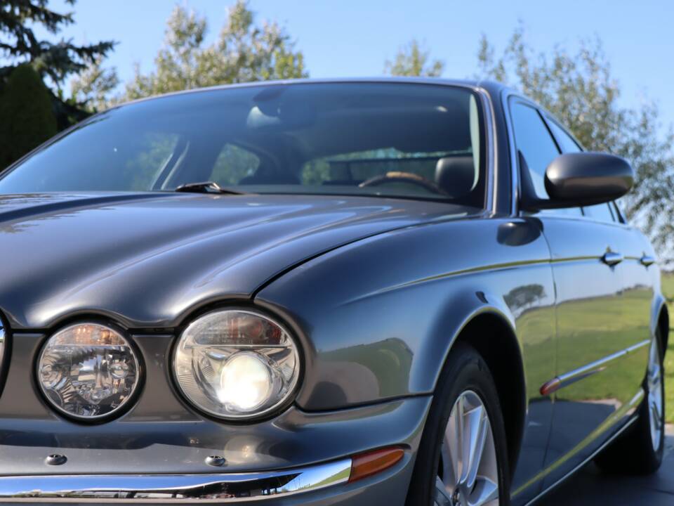 Image 36/50 of Jaguar XJ 8 4.2 (2004)