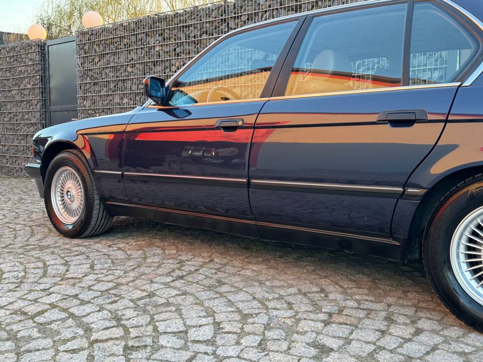 Immagine 37/99 di BMW 735i (1988)