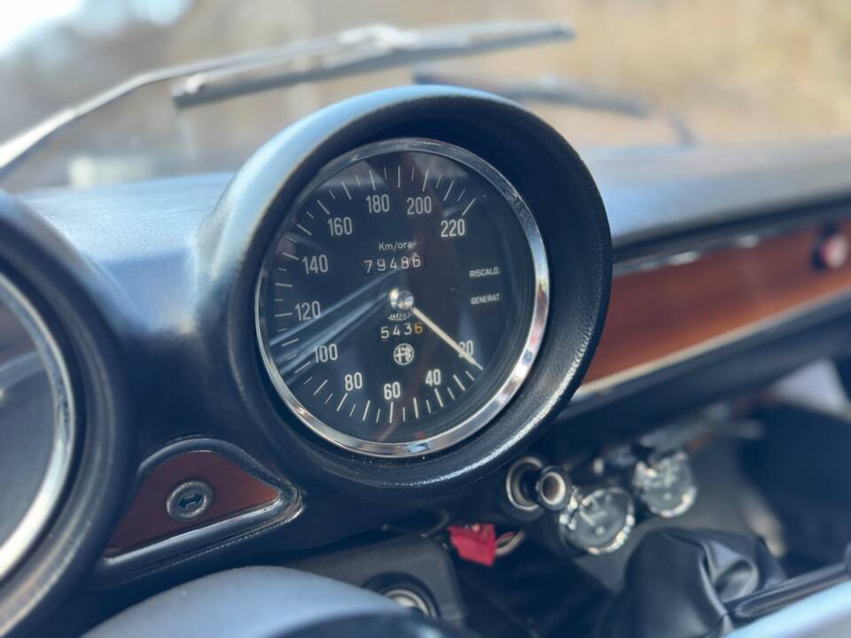 Immagine 26/48 di Alfa Romeo Giulia GT 1300 Junior (1972)