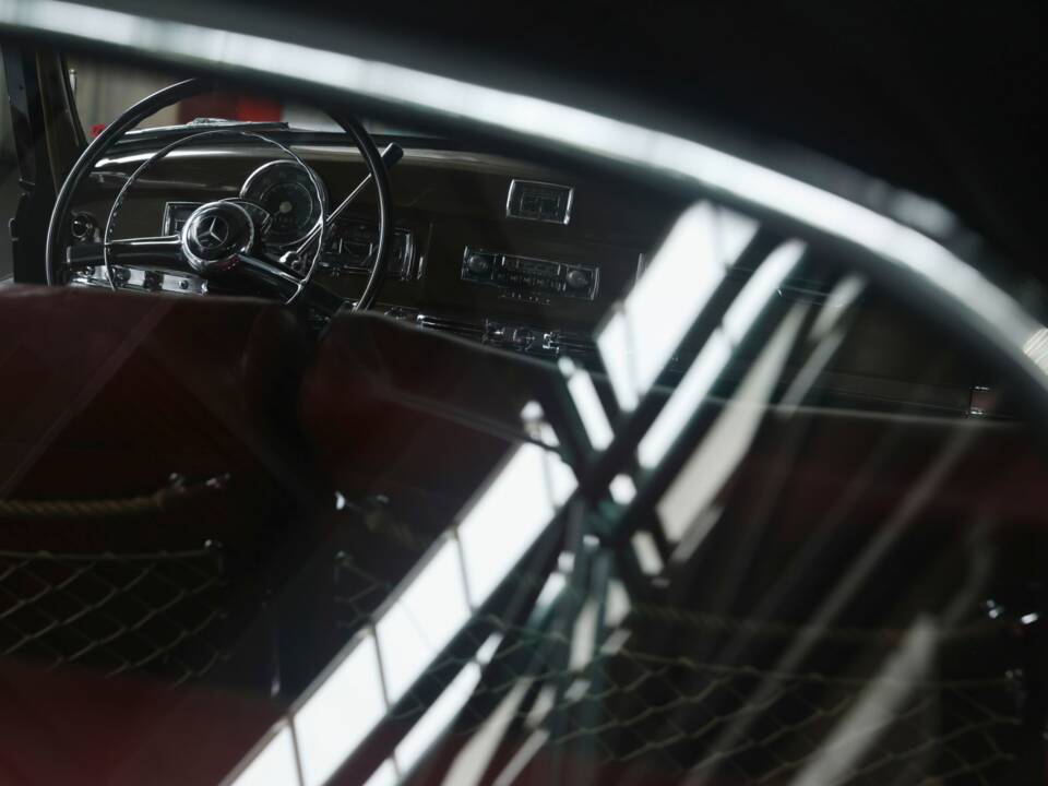 Image 39/50 de Mercedes-Benz 300 c (1956)