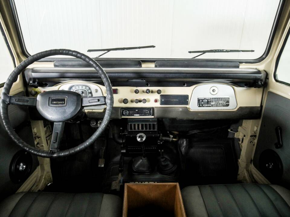 Bild 7/50 von Toyota Landcruiser BJ 45 (1982)