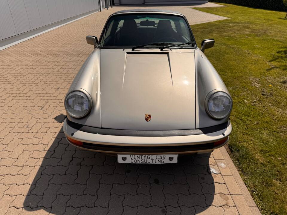 Image 30/88 of Porsche 911 Carrera 3.2 (1985)