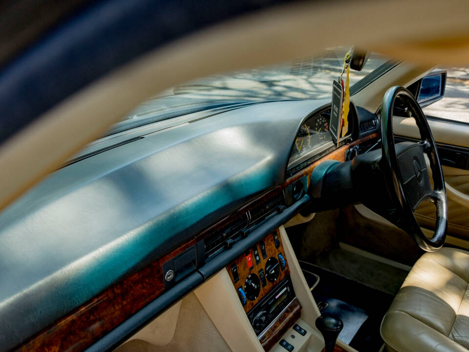 Image 36/50 of Mercedes-Benz 500 SEC (1989)