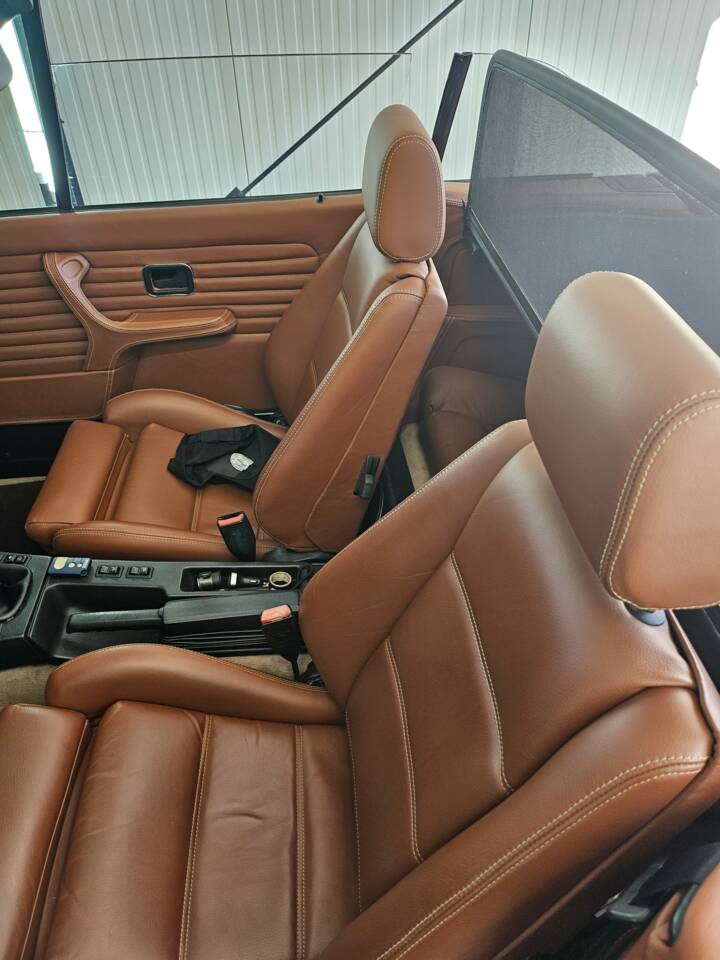 Immagine 26/67 di BMW 320i (1990)