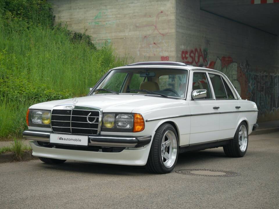 Immagine 34/50 di Mercedes-Benz 230 E (1900)