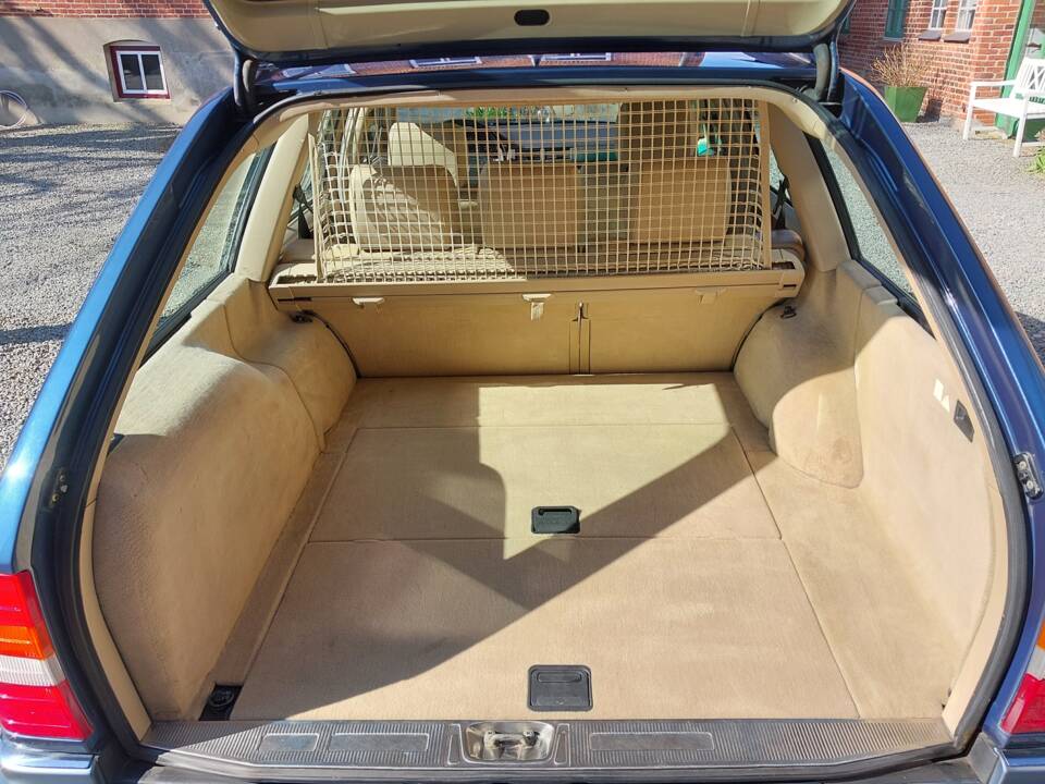 Bild 12/15 von Mercedes-Benz E 300 T 4MATIC (1994)