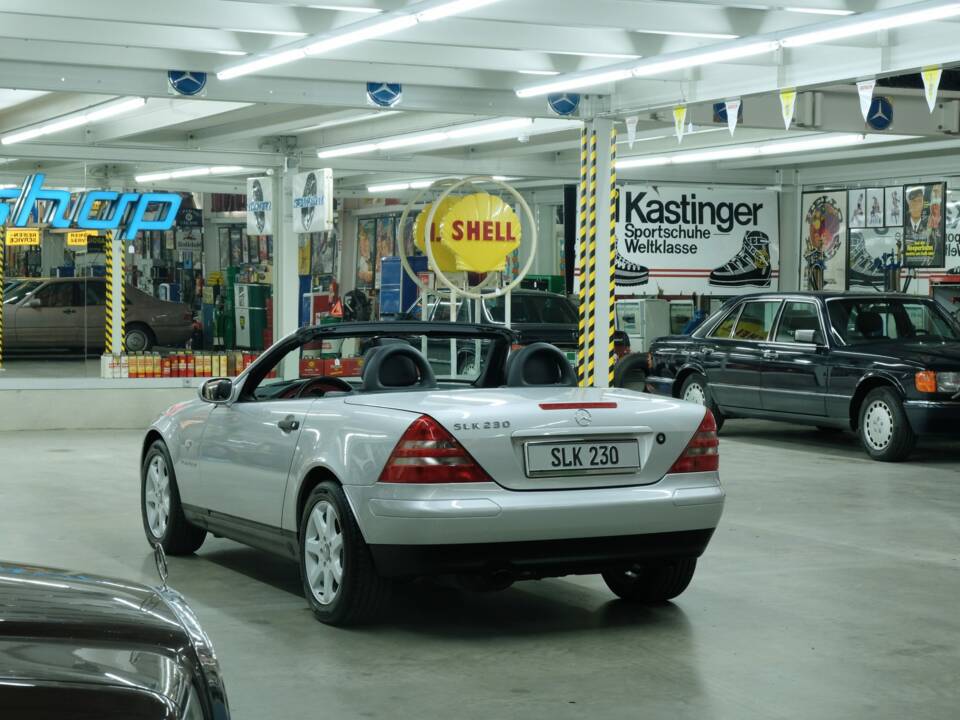 Immagine 43/50 di Mercedes-Benz SLK 230 Kompressor (1996)